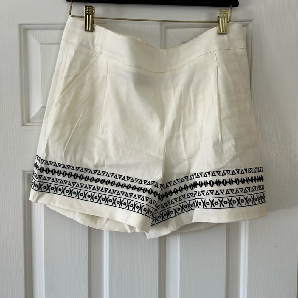 Apt 9 Shorts M Linen Elastic Waist Embroidered design Linen Blend fits like M/L